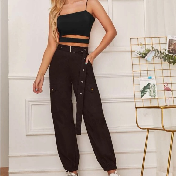 Cutout cropped cami top - Picture 2 of 3